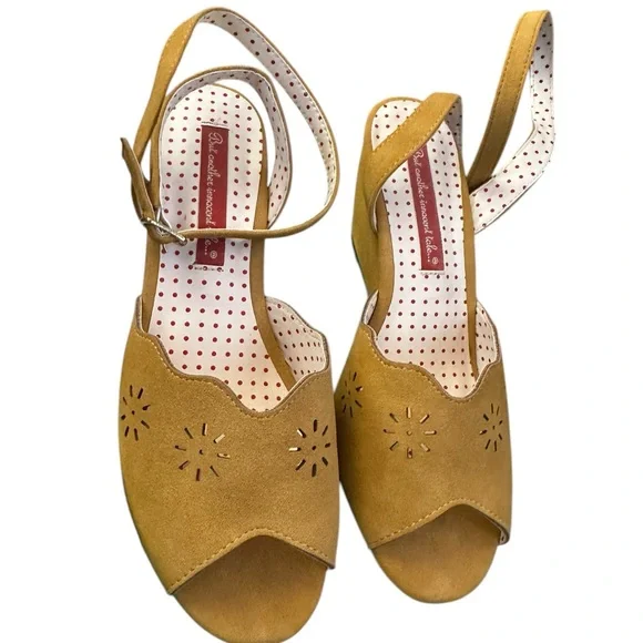 1940s Mustard Yellow Peep Toe Ankle Strap scallop cut Wedge Heels - Picture 2 of 9